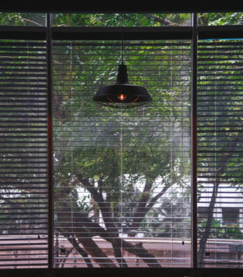 Venetian,Blinds,By,The,Window,Or,Blinds,Window,And,Ceiling